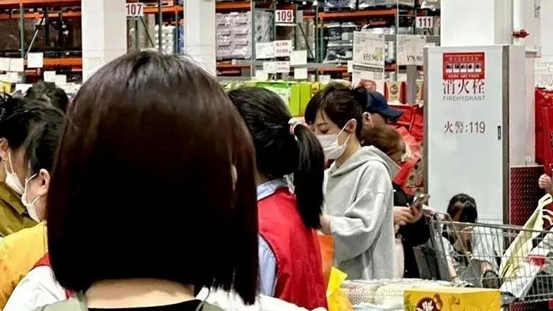 超市里购物、养生秘诀曝光：孙俪如何用低调方式逆袭财富与家庭幸福，仅凭这3个原则人人皆可复制！