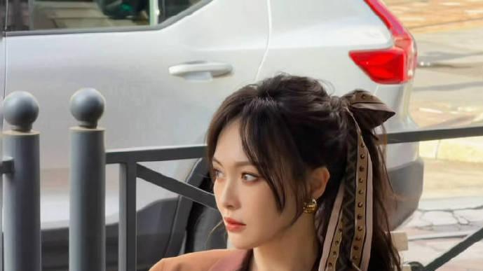 被172大美女唐嫣在米兰的穿搭惊艳！咖色廓形西装搭高马尾，松弛又高级