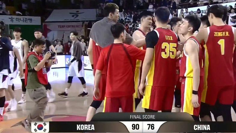 又输了，中国男篮客场以76-90惨负韩国，世预赛两连败！张镇麟上半场0分0篮板0助攻，正负值-19！