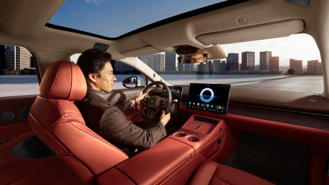 岚图追光L驾到，27.99万起的“华系豪华”让BBA倍感压力