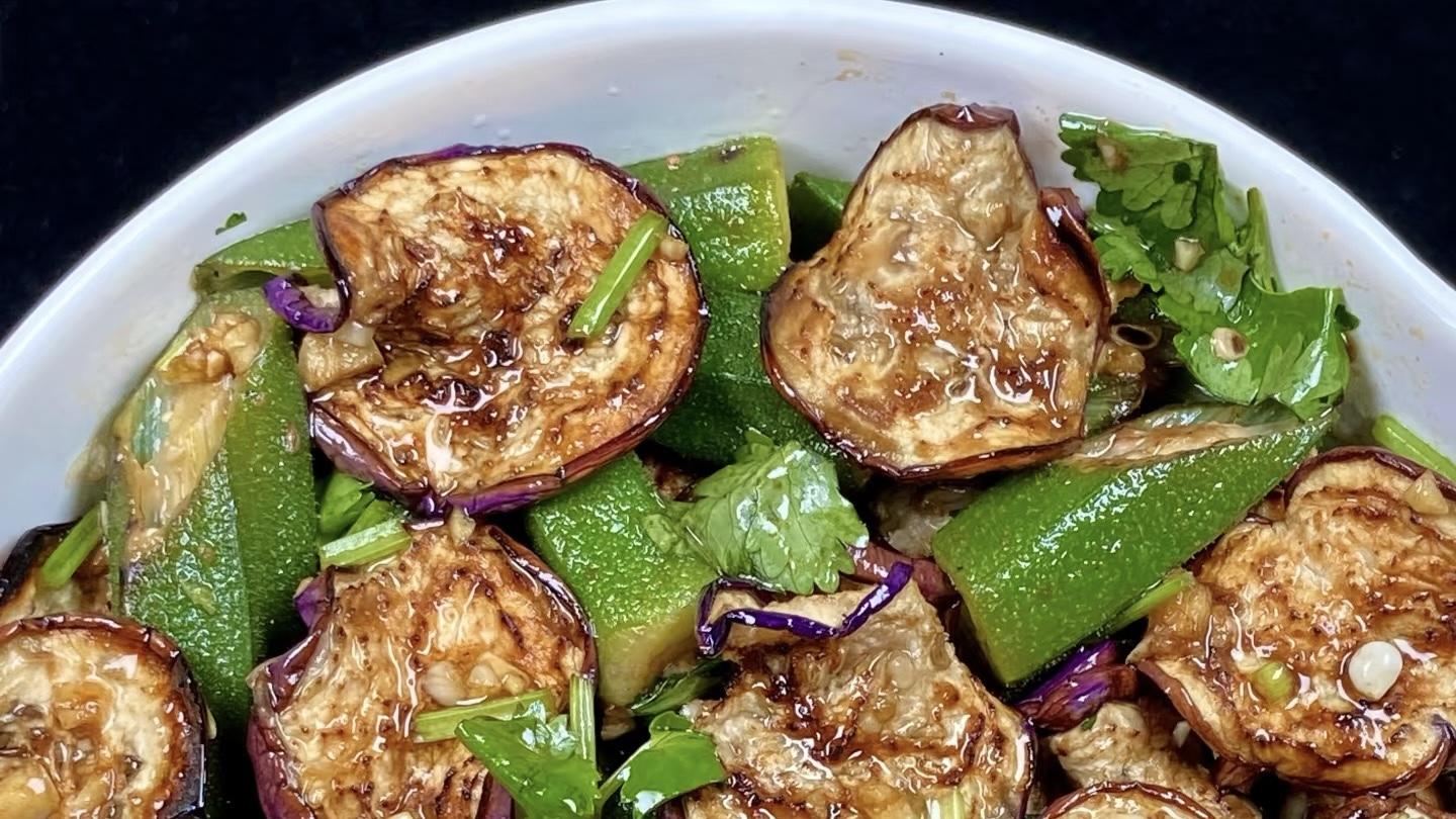 下饭界黑马！干香茄子拌秋葵，咸香开胃超解馋