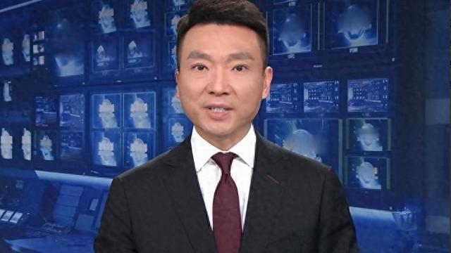 说起康辉这人就看他那个表情严肃、西装革履的样子，一眼看过去就是一个老干部人设