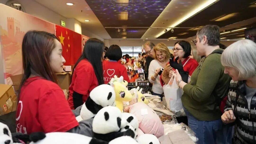 友好中华·海外侨讯丨波兰丽籍侨团积极参加当地慈善义卖活动