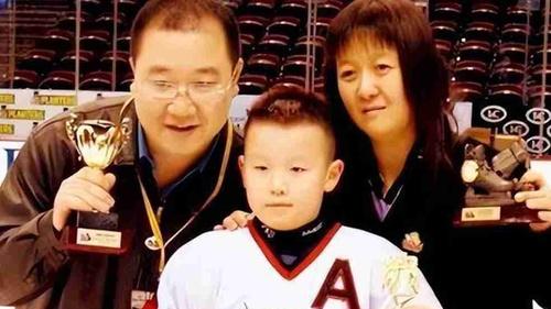 梁天现状：66岁微微发福，儿子是北大高材生，女儿和侄女长得很像