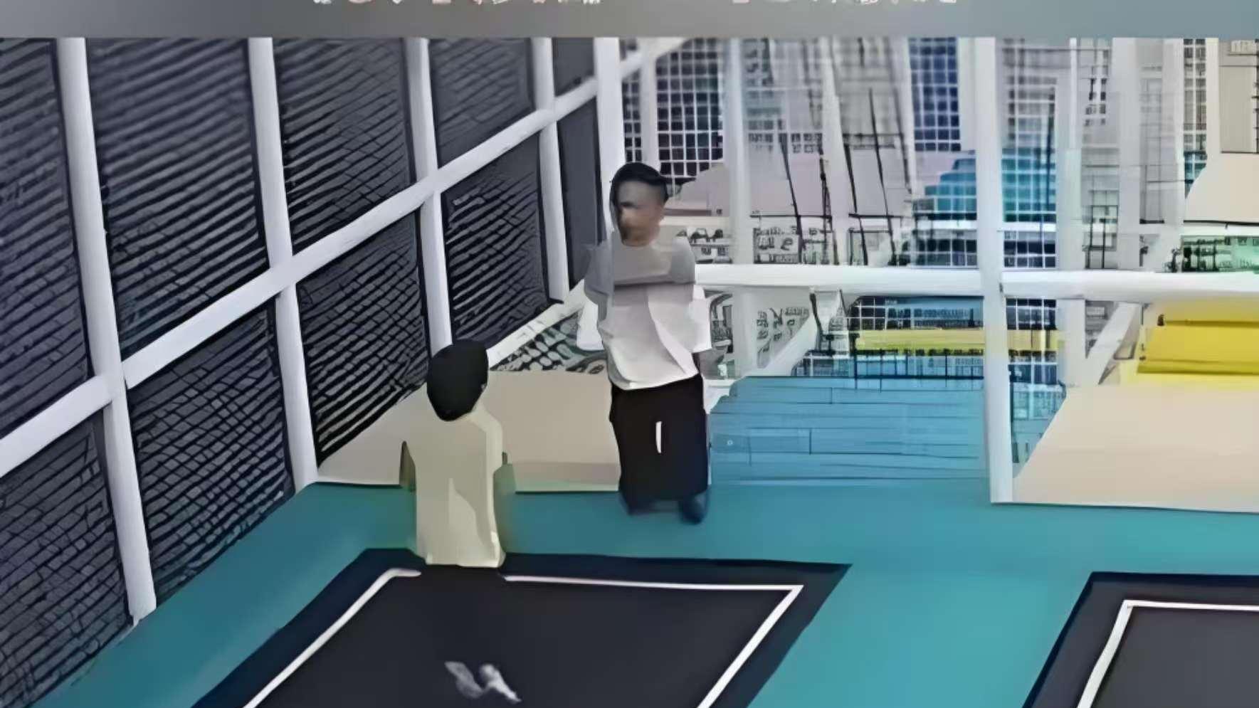 奶茶店提示、游乐场管理、家长监护，三重防线为何都没守住这个3岁男童？