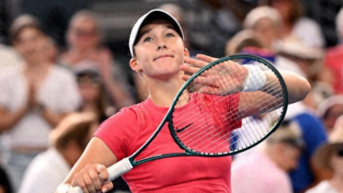 ​2-0！澳网首位晋级选手诞生，赢一场赚90万，郑钦文赢得太艰难了