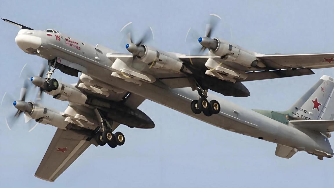 美国放出卫星图，显示俄轰炸机真实损失，乌克兰改口：战果少很多