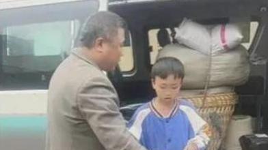 一个小男孩独自搭车，背着沉重的行李，让人心疼。他到底经历了什么？



司机大哥
