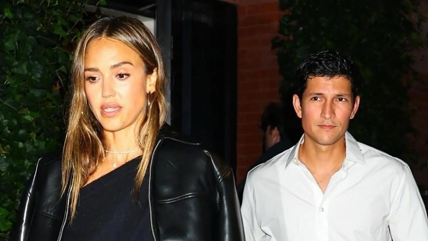 这个秋天皮夹克这样穿最好看！搭牛仔裤或裙装，时髦松弛感都能有