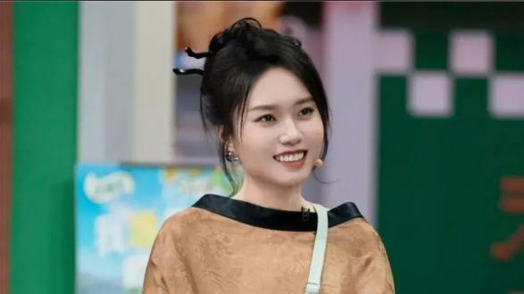 李雪琴瘦身成功气质温婉，瘦身后悟出：美在拥抱自己非求拥抱