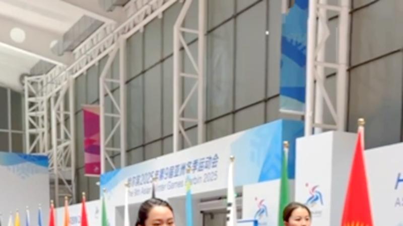 女保镖严月霞于机场为佩通坦送行，展现出一身黑衣的利落形象，英姿勃发，真令人赞叹不已！