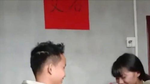 他/她来了，他/她带着对象走来了