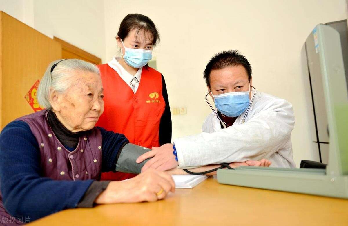 老龄化加剧，3亿老人被困医院迷宫，红马甲如何做？