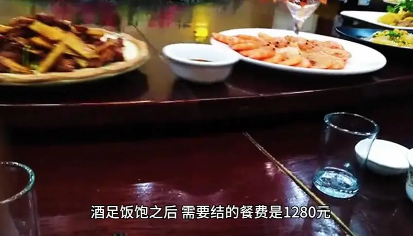 全网痛骂“1280元请客”事件：病态现象，撕开人性最大的恶