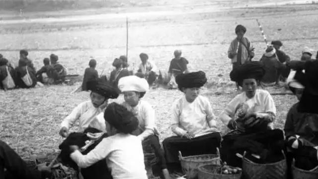 54年，毛主席视察玻璃厂，厂长不会切玻璃，毛主席：你还不如工人