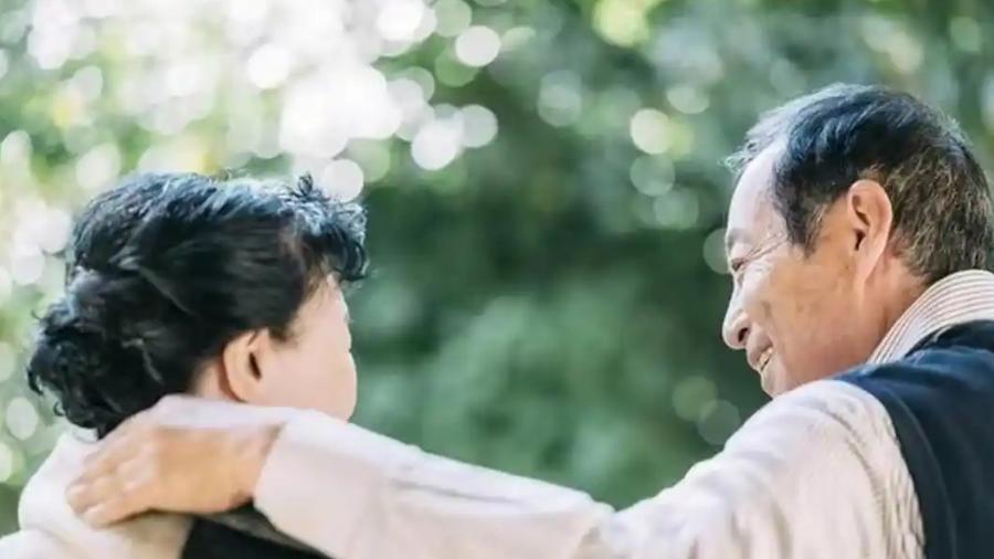 老伴刚走，儿子就劝我去养老院，我没同意，儿子说：“你不去，房子没法卖，你孙子结婚怎么办？”