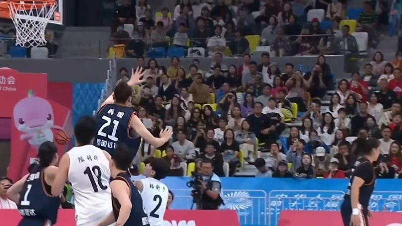 广东74-68夺冠！激动的把郑薇抛向空中！杨舒予22分，陈明伶18分