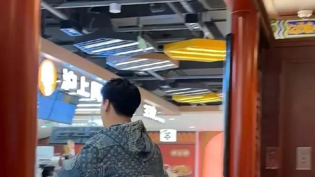 曹云金天津聚餐被拍！39岁依旧帅气逼人？  恩怨情仇再掀波澜！