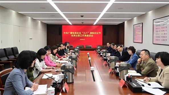 央视主持人龙洋荣获“全国三八红旗手”，为什么网友评价两极分化