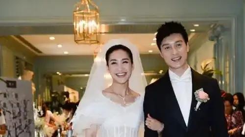​十年婚姻，一纸离婚，背后藏着多少无奈？，娱乐圈的爱情保鲜期？和平分手，还是另有隐情？