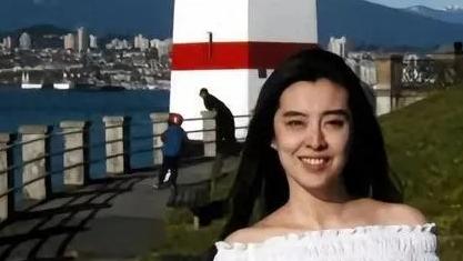 王祖贤的艾灸小店火出圈了，开辆十年旧卡宴，57岁看着像37岁