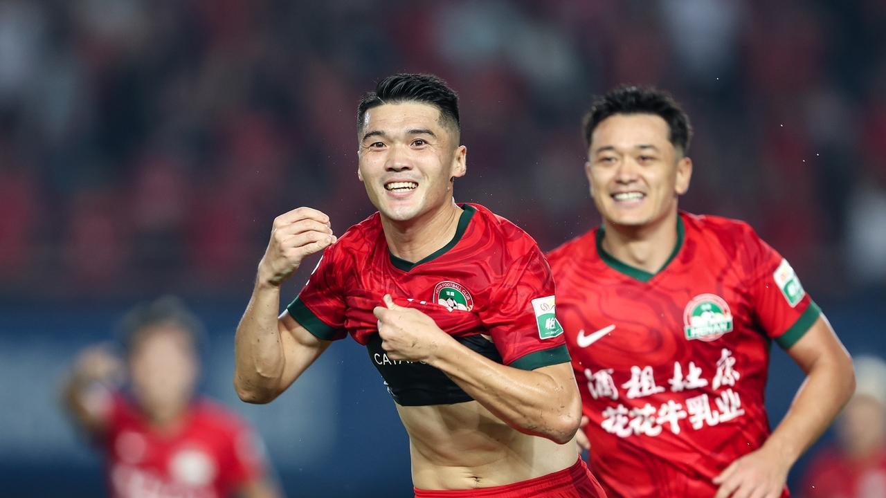 家人现场见证，钟义浩百场里程碑破门，脱衣庆祝俱乐部献礼！