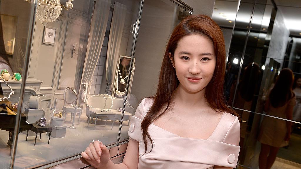 玉骨仙姿，荧屏“神仙姐姐”：刘亦菲的成名史与耀眼生涯