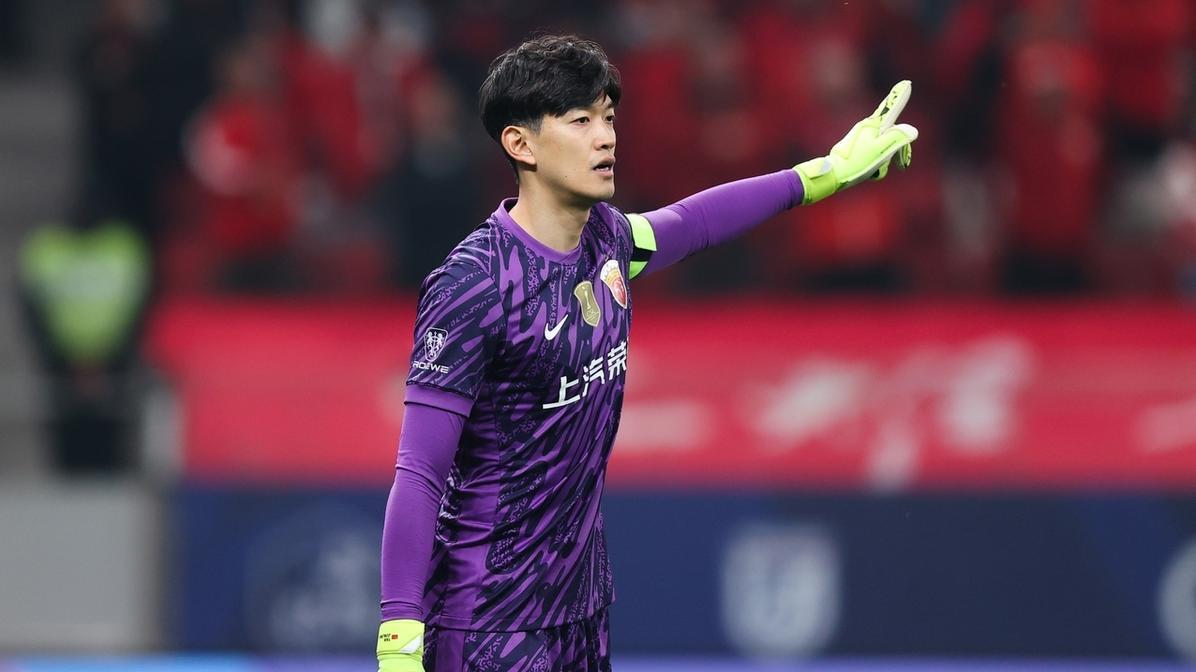 上海双雄的幕后较量：申花后防硬实力，锋线势均力敌，中场谁能胜出？