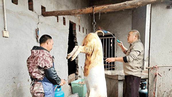 涪陵磐石玉寨刨猪汤鲜香启幕 乡土风味点亮冬日欢聚