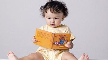 宝宝大动作发育时间表：抬头、翻身、坐稳的成长密码