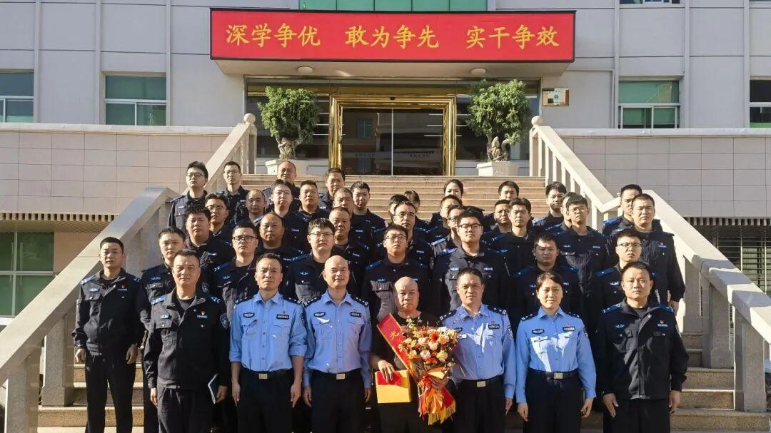 福建省南安市，一名“辅警退休”