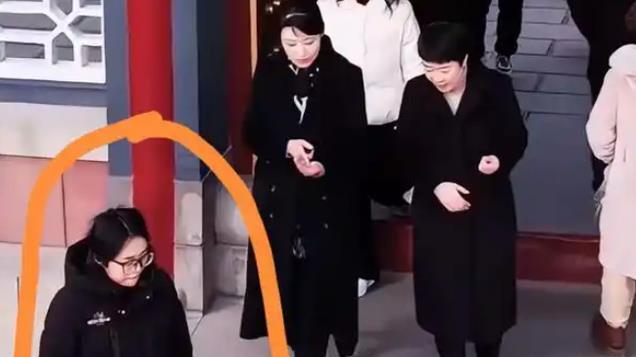 “鸡窝头女士”火了，365天只有那天没化妆，巧了就被你们发现了