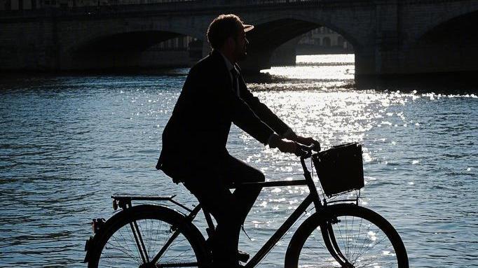 不会聊天的男生可以从哪些实际行动方面追到女生