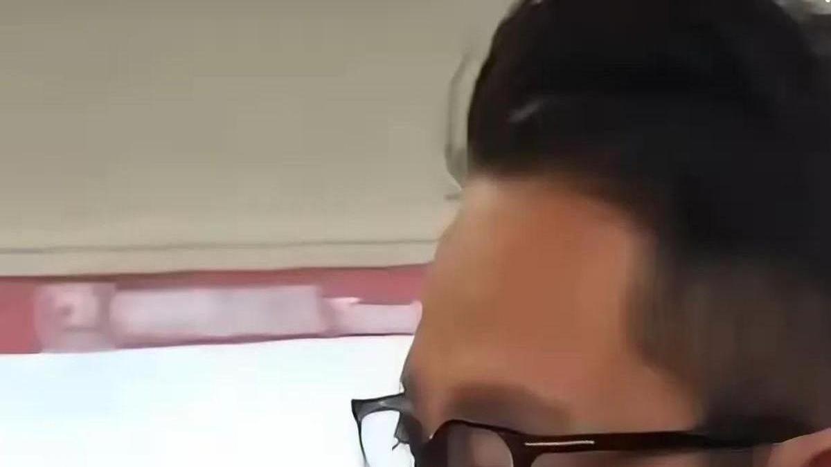 汪小菲回台湾了！一下飞机就直奔女儿学校，接女儿放学，这画面直接引爆网络。小玥儿的