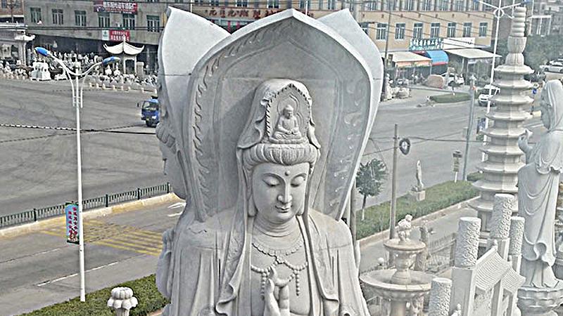 石雕滴水观音手中净瓶内盛着何种宝物？