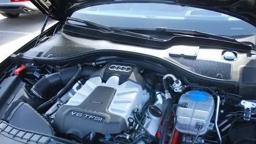 奥迪A6L2024款深度解析三屏联动+2.0T+7DCT40万级行政座驾新标杆
