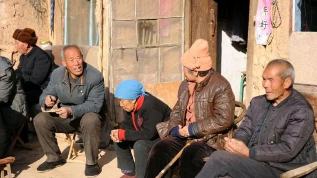 农村基础养老金该不该大幅提高，一个被反复讨论却始终绕不开的问题