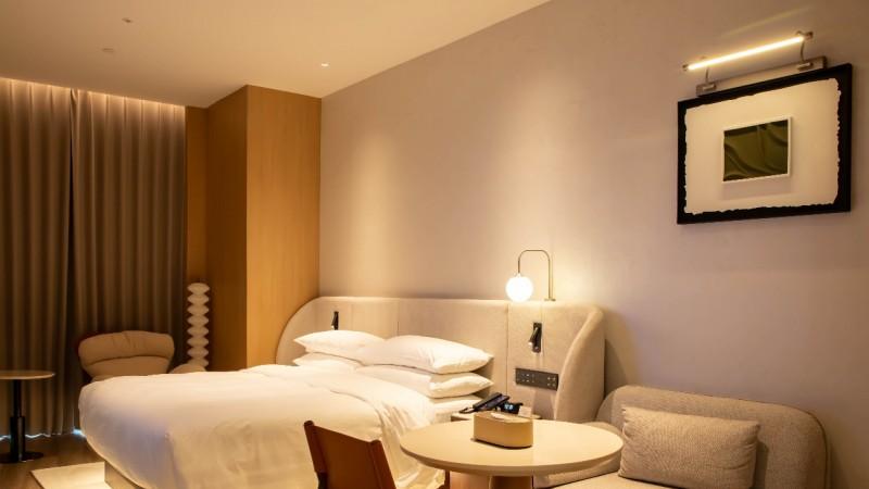 语音召唤 “小 T”！TCL 智慧酒店打造节日入住仪式感