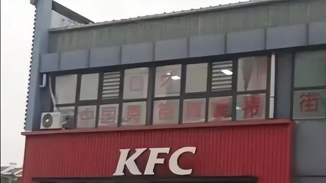 闹剧愈演愈烈！红十字再变“绿十字”，刷绿后紧急拆除，当地回应