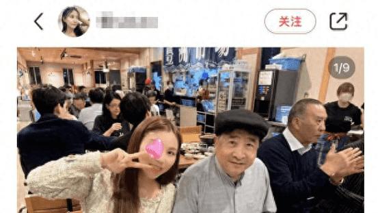 74岁姜昆现身日本聚会，桌上茅台抢镜，还公开搂抱美女举止亲密