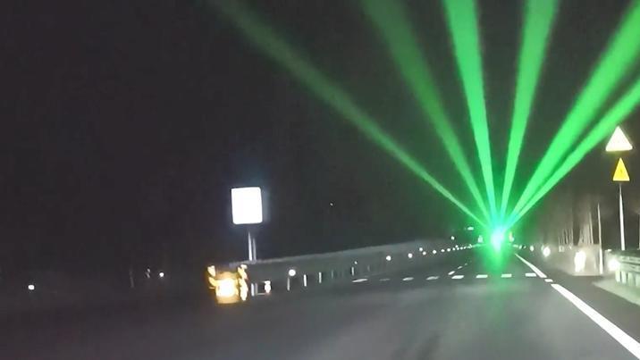 高速路上的绿色激光有何用途？对驾驶有何影响？一文科普其原理