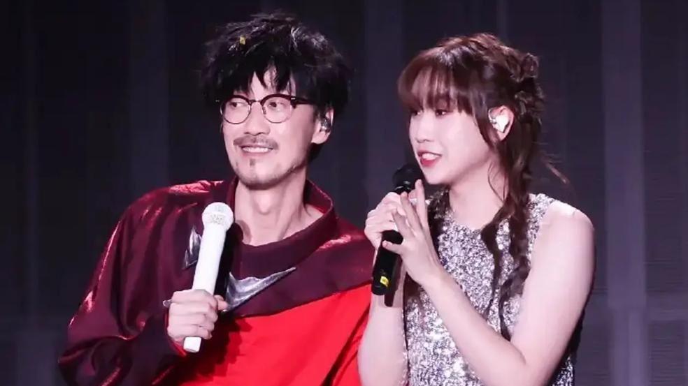 周传雄再次和女儿同台演出，女儿颜值超高，父女俩同框画面太温馨