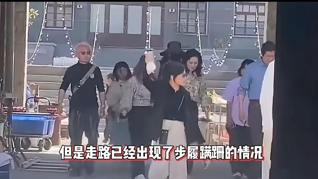 4月朱媛媛片场画面曝光，步履蹒跚面色苍白需人搀扶