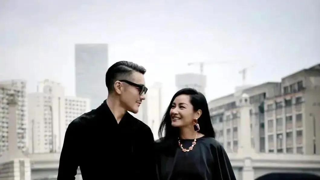 胡兵和张馨予同框：这是“长腿天花板”了！只有费翔可以和他掰掰手腕