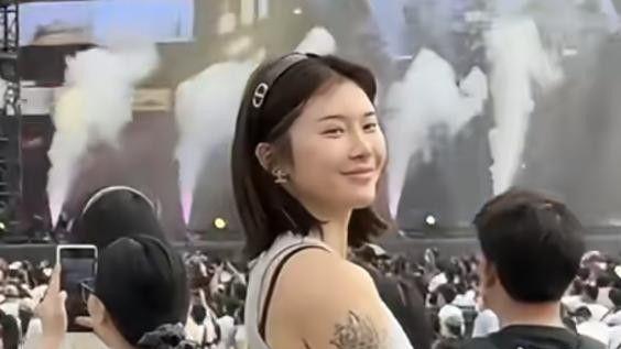 成都音乐节偶遇，她自信爆棚，打破传统？你却说她“太壮”？