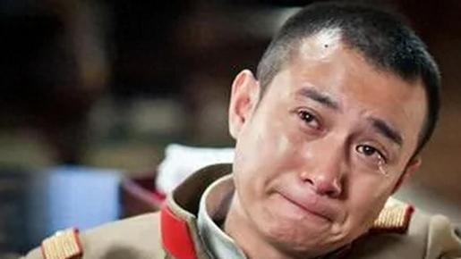 40岁文章近况曝光！跟粉丝合影强颜欢笑，网友：现在狂不起来了