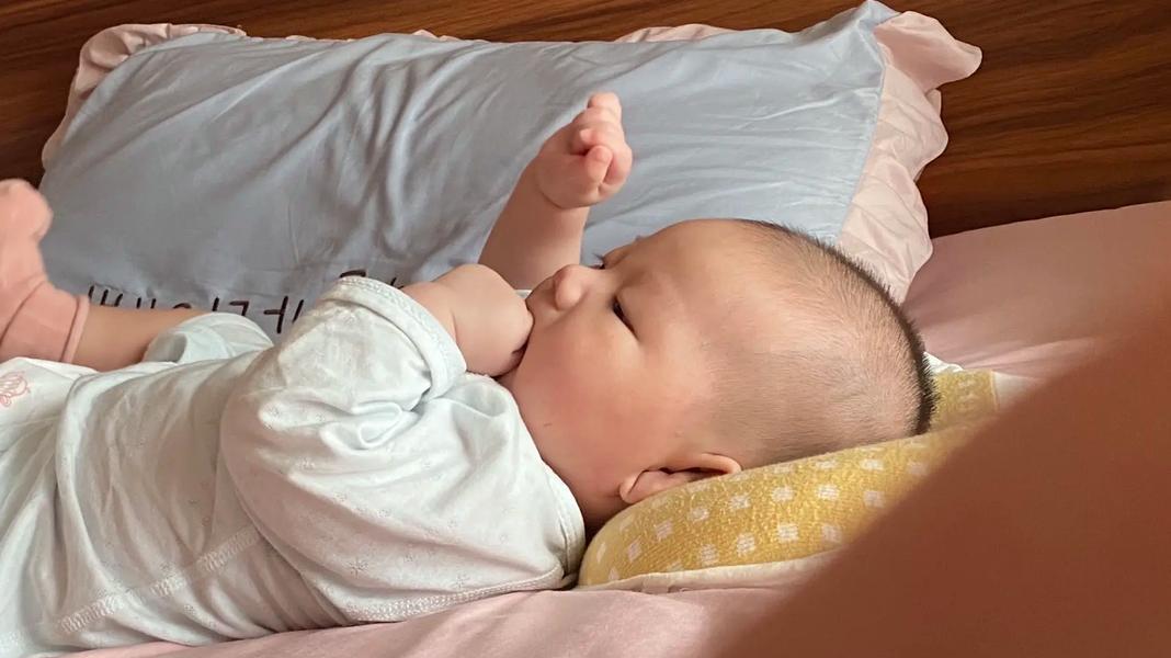 孩子刚出生，爸爸让孩子抓阄，结果孩子抓中了这个，孩子妈妈：完犊子了！