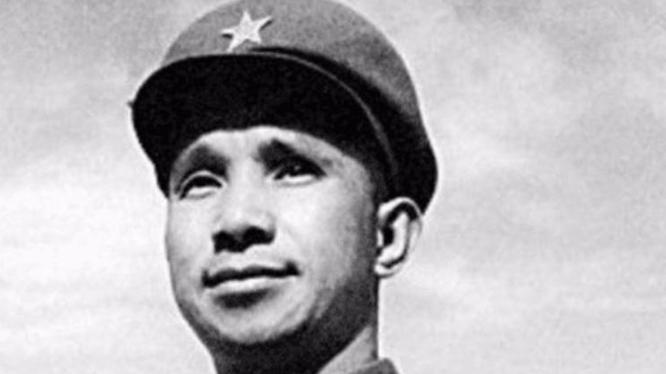 政委拍桌怒吼：粟裕你站住！多年后谁见谁敬礼？