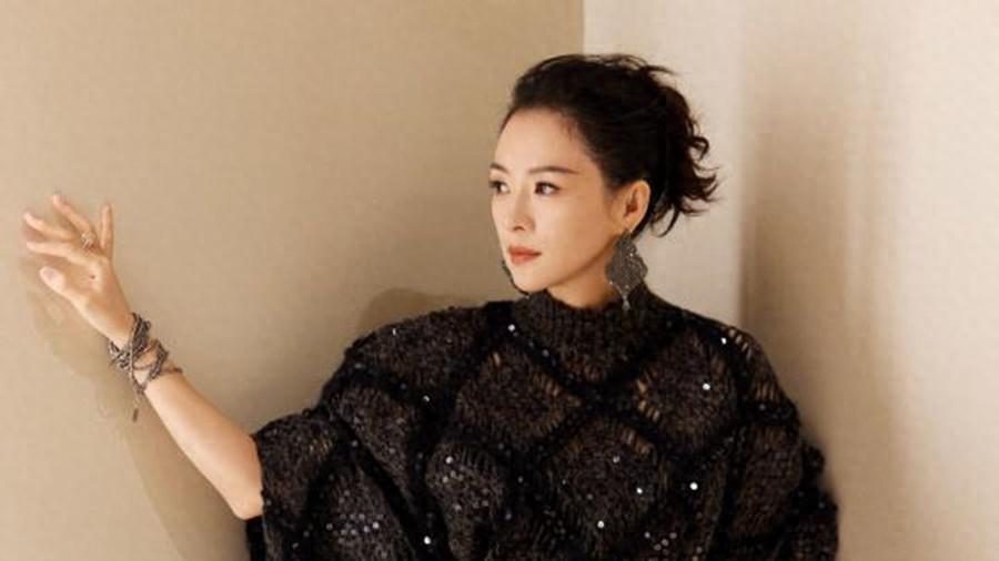 章子怡带孩子日本度假，46岁不化妆依旧超美，开心玩雪梦回宫二