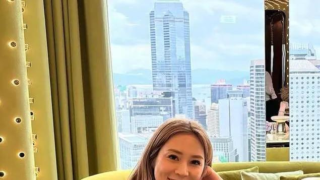 徐子淇和老公李家诚看F1赛车，穿露腰辣妹装减龄显年轻，不像42岁